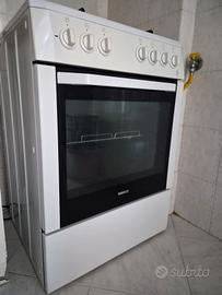 Cucina a gas bianca marca Beko