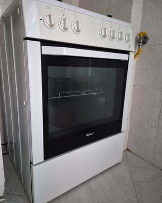 Cucina a gas bianca marca Beko