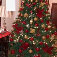 Albero di Natale con decorazioni