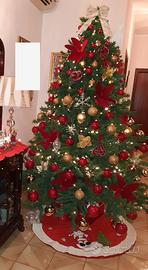 Albero di Natale con decorazioni