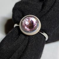 Anello in acciaio e pietra rosa "Hip Hop"