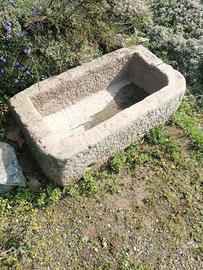 Vasca antica in pietra