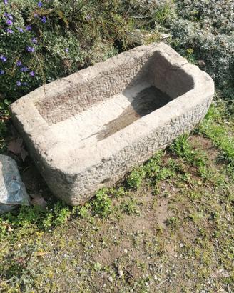 Vasca antica in pietra