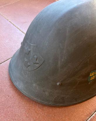 Elmetto militare d’epoca con stemma Svezia