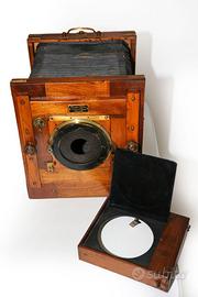 Macchina fotografica d'epoca in legno