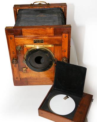 Macchina fotografica d'epoca in legno