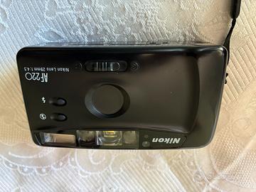 Macchina fotografifa Nikon a rullino vintage