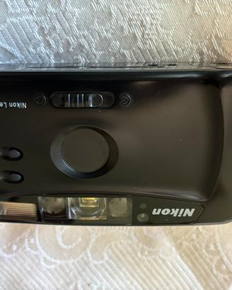 Macchina fotografifa Nikon a rullino vintage