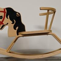 Cavallo a dondolo in legno
