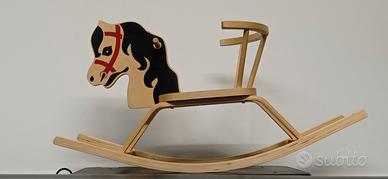 Cavallo a dondolo in legno