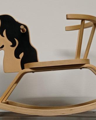 Cavallo a dondolo in legno