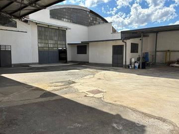 Immobile di 1115 m² con 2 locali a Moncalieri
