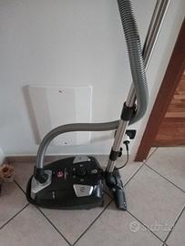 Hoower con filo e sacchetti in omaggio 