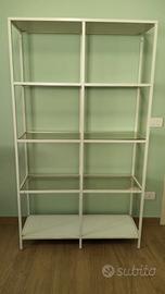 Scaffale in metallo bianco con ripiani in vetro