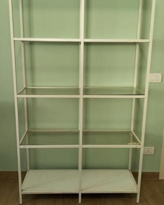 Scaffale in metallo bianco con ripiani in vetro