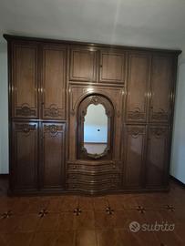 Armadio grande in legno con specchio