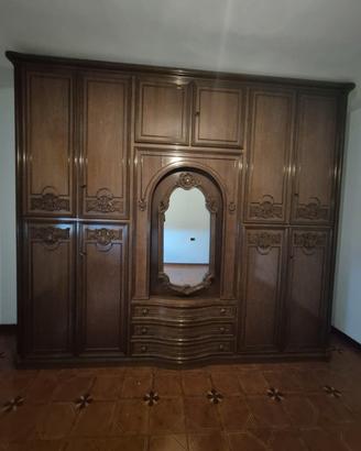 Armadio grande in legno con specchio