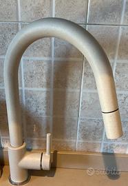 Rubinetto miscelatore in fragranite.