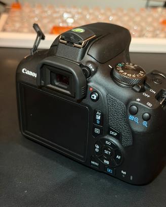 Canon EOS 2000D + Obiettivo 18-55mm + Accessori