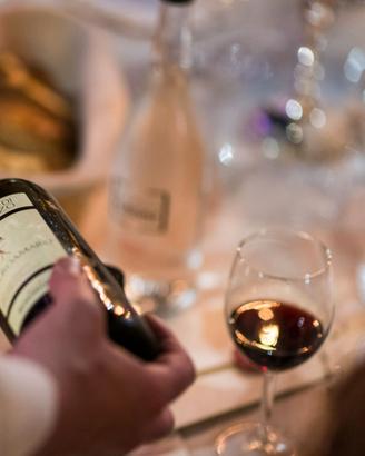 Calici di vino rosso in vetro