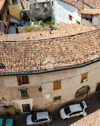 3 LOCALI A VOLANO