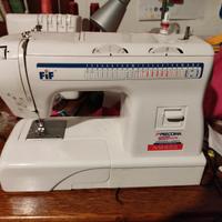 Macchina da cucire lineare appena messa appunto