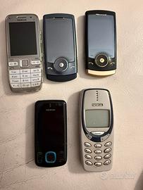 Cellulari vintage con carica batteria