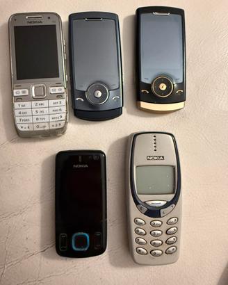 Cellulari vintage con carica batteria