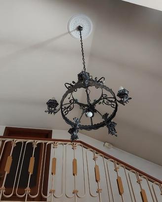 Lampadario in ferro battuto