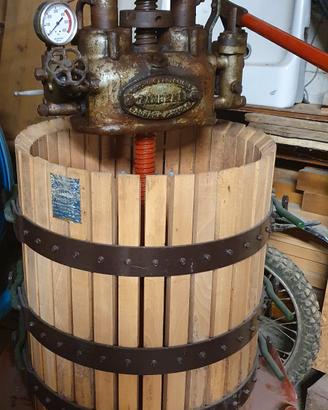 Torchio a pressione per vino