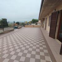 Senza condominio e con grandi terrazzi panoramici