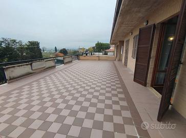 Senza condominio e con grandi terrazzi panoramici
