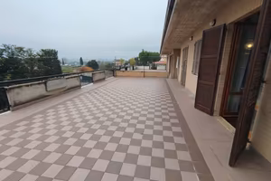 Senza condominio e con grandi terrazzi panoramici