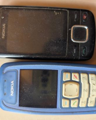 Due vecchi telefoni cellulari Nokia