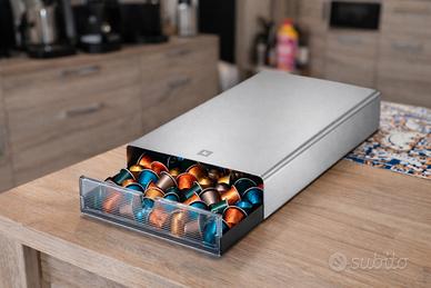 una Nespresso Vertuo Next
 più porta capsule 