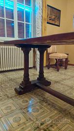 Tavolo in legno massiccio
