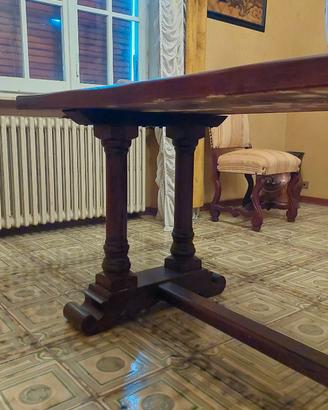 Tavolo in legno massiccio