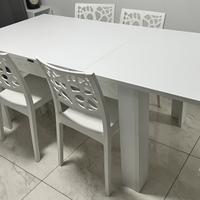 Tavolo da cucina bianco con 4 sedie in plastica