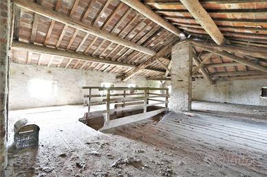Rustico / Casale di 370 m² con più di 5 locali a G
