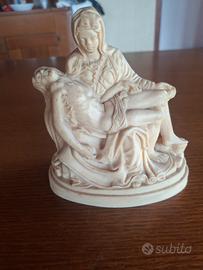 scultura sacra Pietà di Michelangelo 