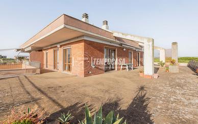 Attico con terrazzo panoramico a pochi passi dal m
