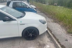 Cerchi in lega quadrifoglio con gomme