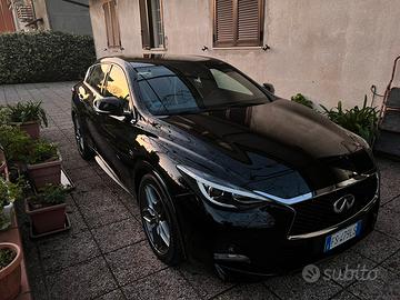 Infiniti Q30s
