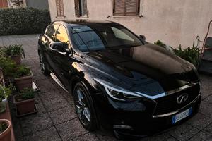 Infiniti Q30s