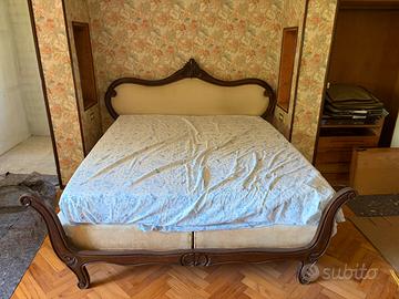 Letto matrimoniale antico in legno intagliato