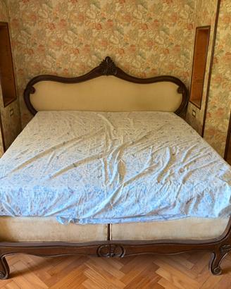 Letto matrimoniale antico in legno intagliato