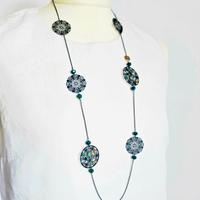 Collana lunga So Young Sodini nera con cristalli 