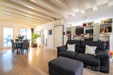 Appartamento di 168 m² con più di 5 locali e box a