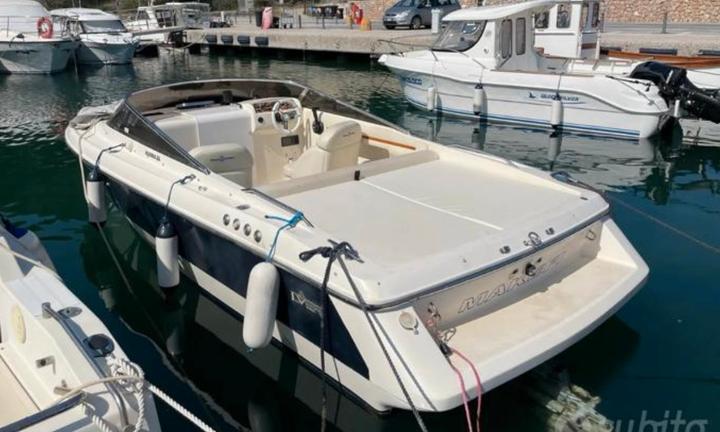 Motoscafo ilver nyuma