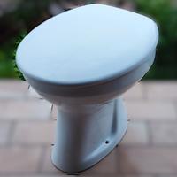 Vaso WC distanziato dal muro, con sedile